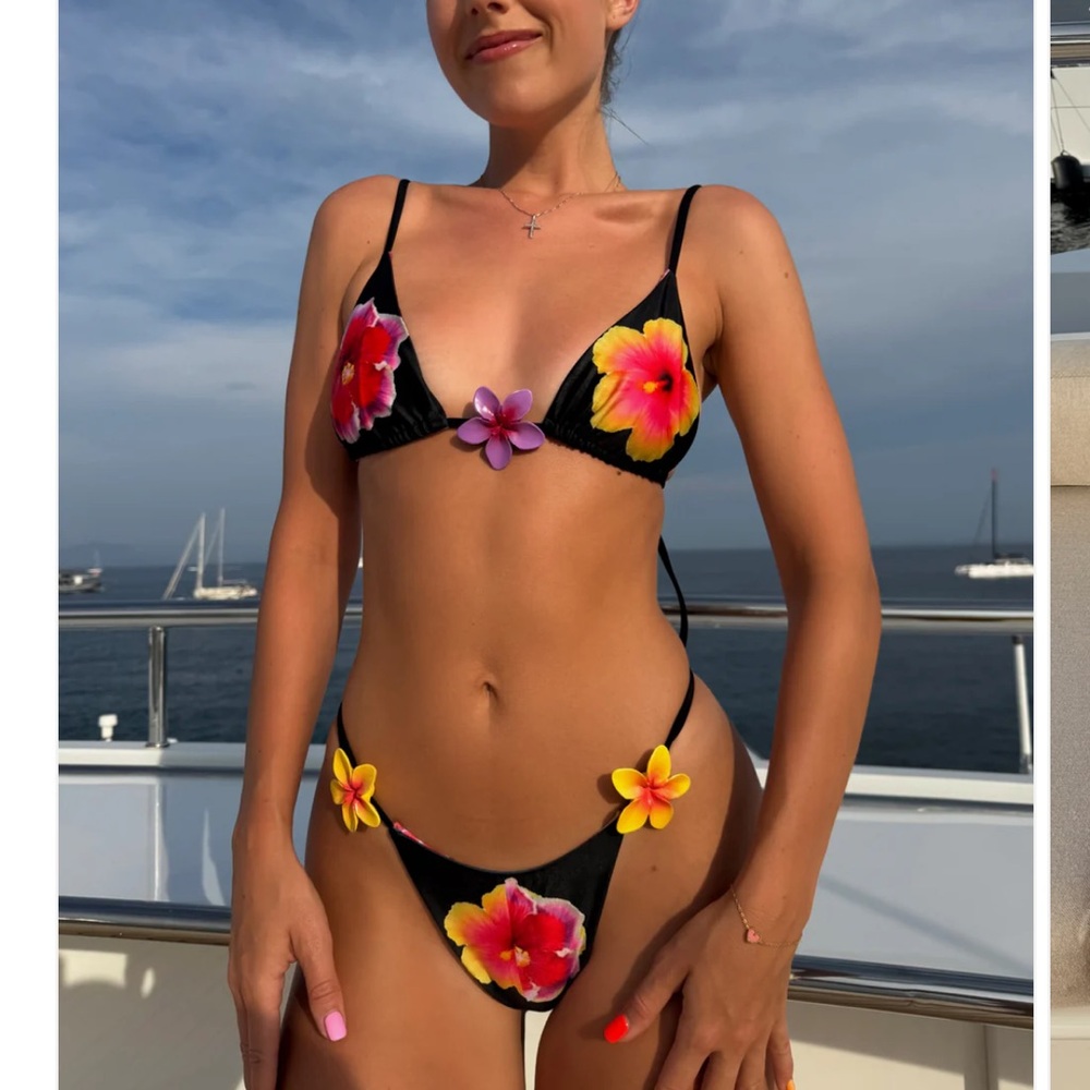 STRAWBERRY MILK MOB
Hibiscus Bikini reversible